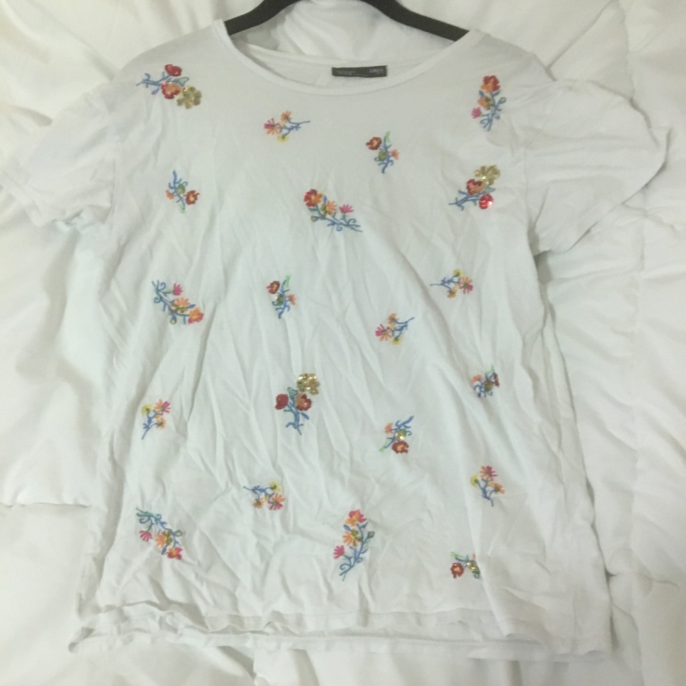White short-sleeve t-shirt with embroidered flower